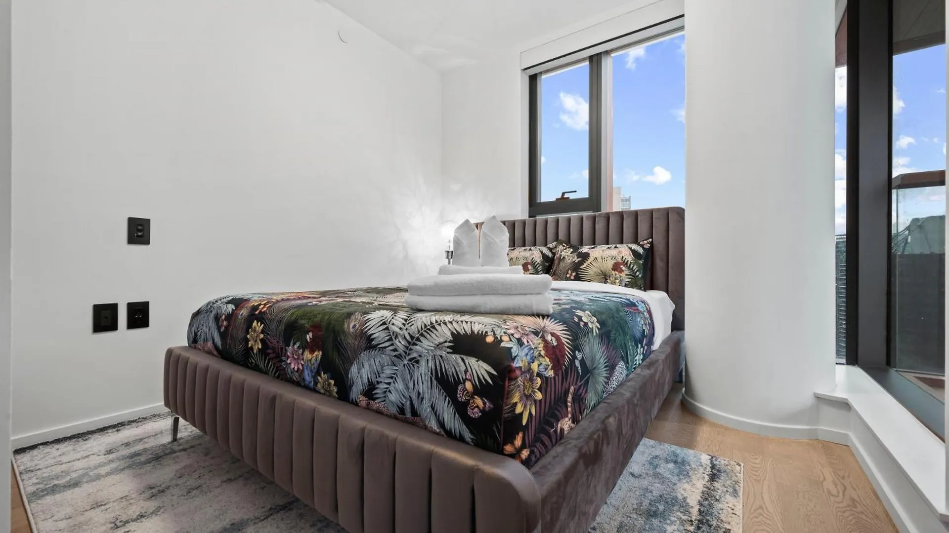 2Br - Sauna, 24-7 Gym, Parking, With Gaggenau & Aesop Vancouver Canada