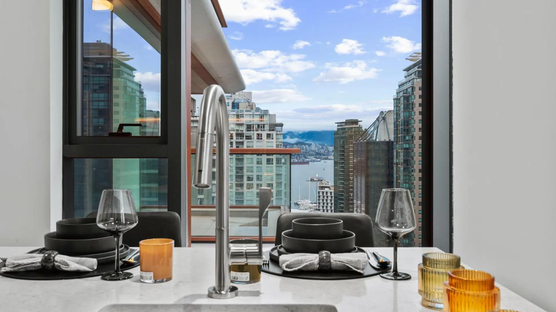 2Br - Sauna, 24-7 Gym, Parking, With Gaggenau & Aesop Vancouver
