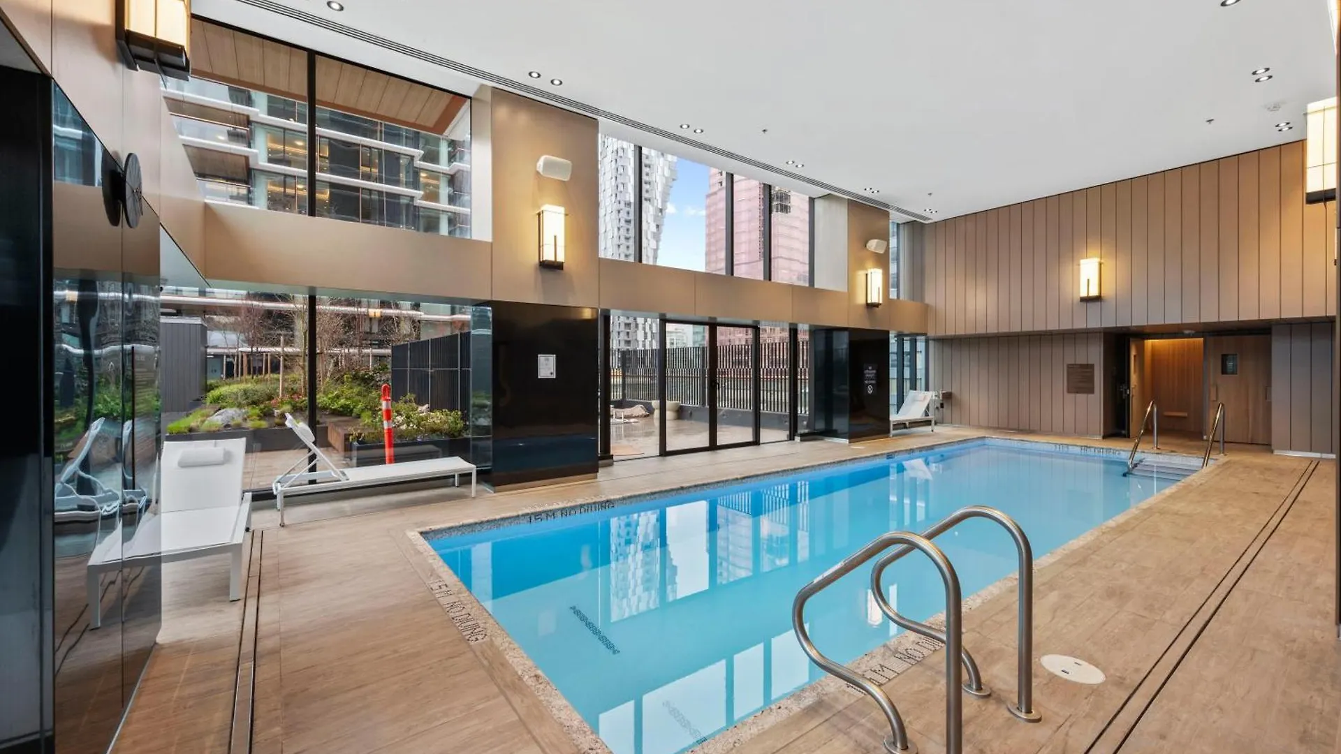 2Br - Sauna, 24-7 Gym, Parking, With Gaggenau & Aesop Vancouver Apartment
